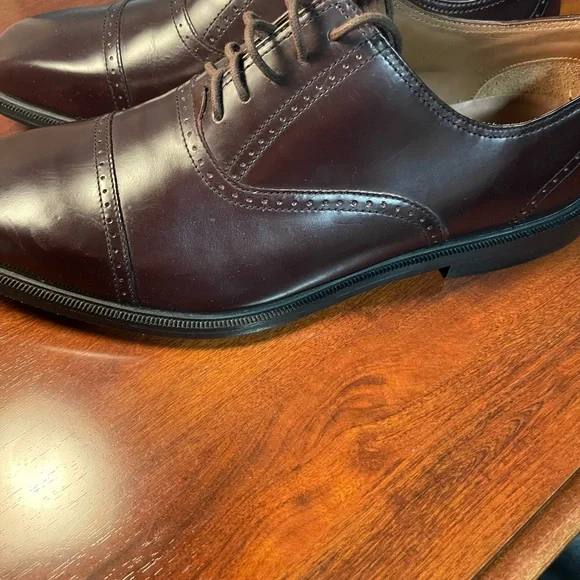 New Rockport dress shoes. Burgundy in color - Picture 2 of 3